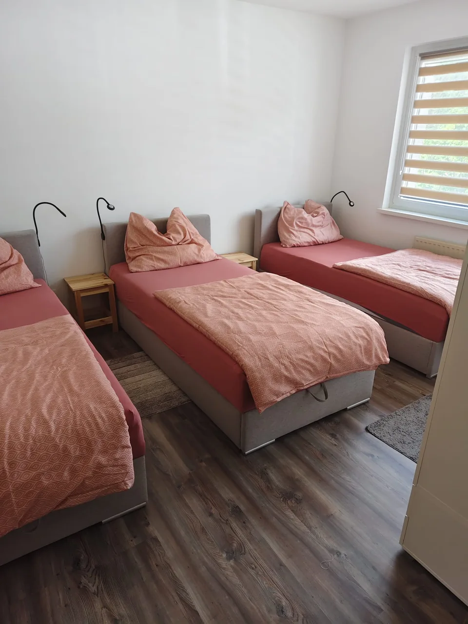 Schlafbereich mit drei Einzelbetten im Apartment Alter Brummi