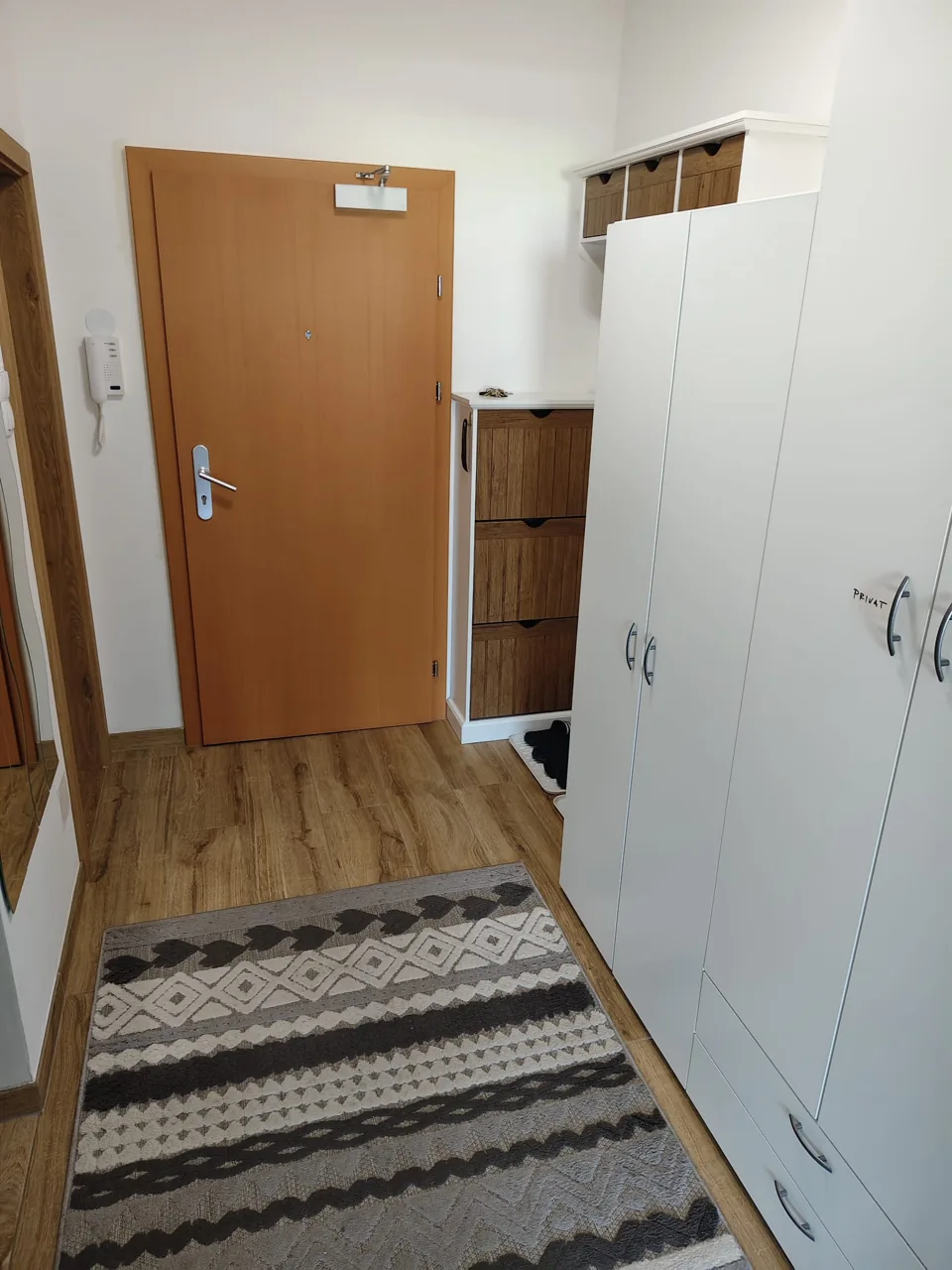 Vorraum mit Garderobe im Apartment Alter Brummi