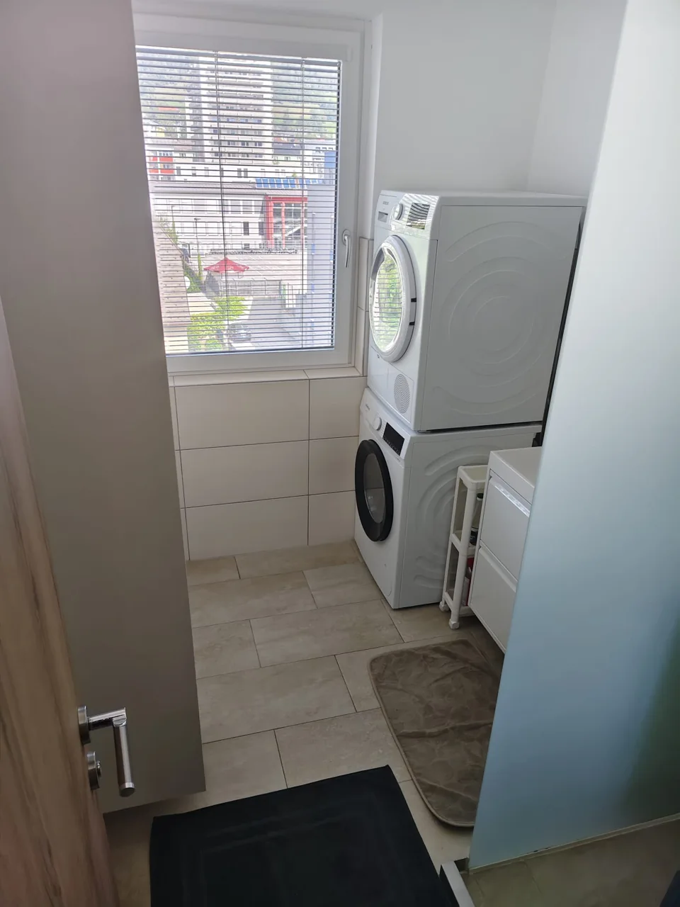 Badezimmer mit Waschmaschine im Apartment Alter Brummi