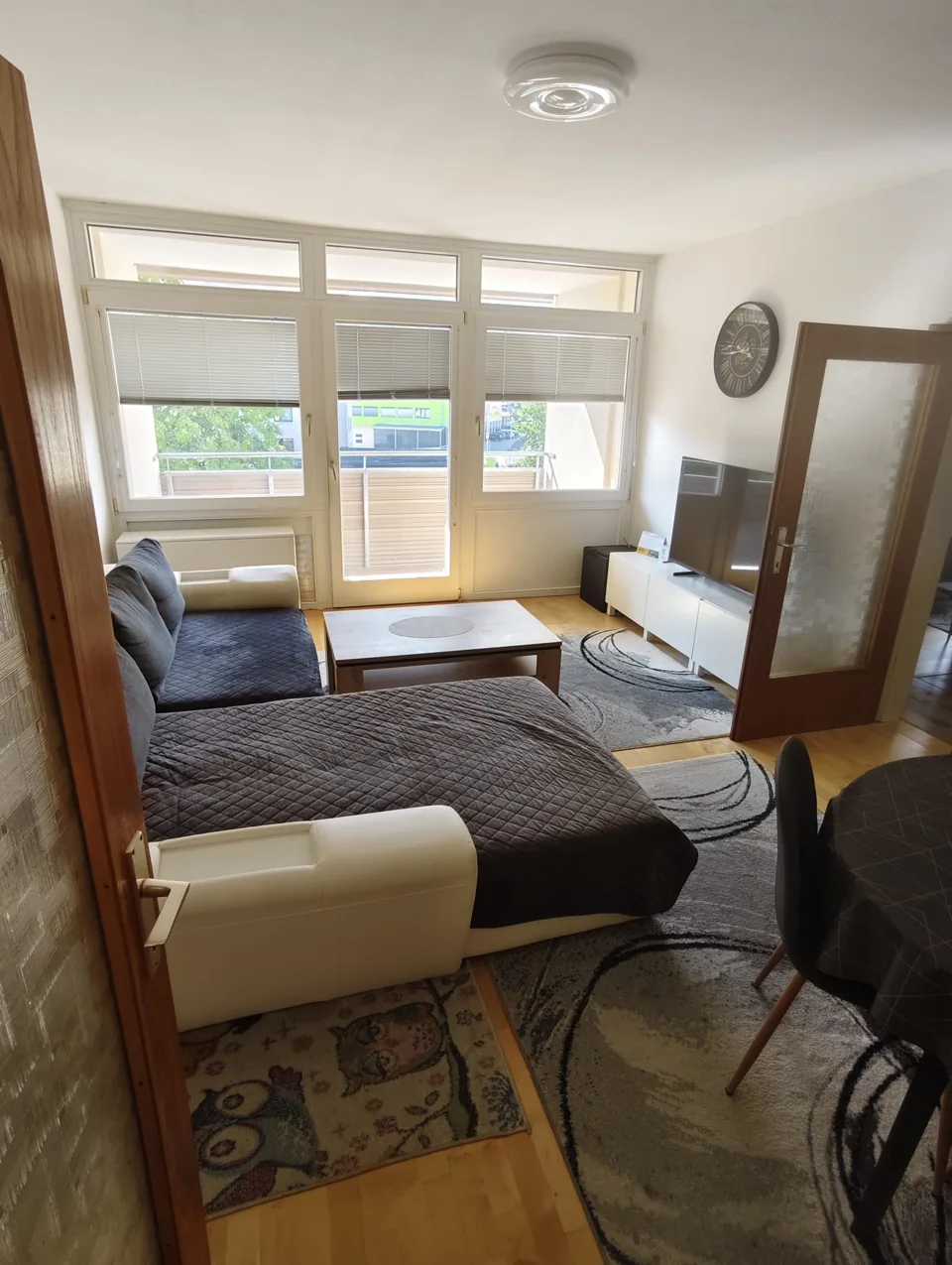 Heller Wohnbereich mit Balkonzugang im Apartment Liezen